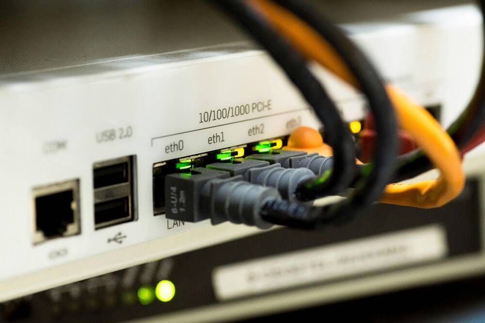Nahaufnahme eines Netzwerkschalters mit mehreren angeschlossenen Kabeln