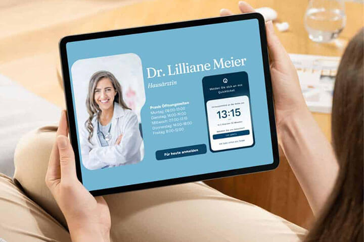 Frau bucht online einen Termin bei einer Hausärztin und bekommt ihn am Tablet angezeigt