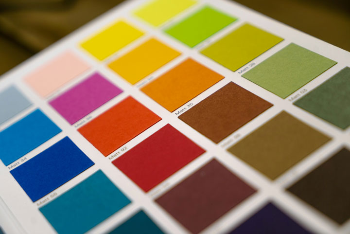 Farbpalette mit Blau, Grün, Pink und Orange – Symbol für die besten Farben und Farbpsychologie auf Arzt-Websites