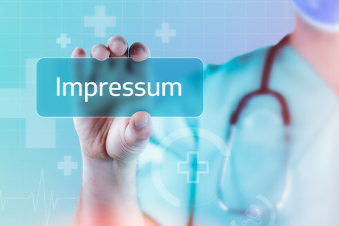 Arzt hält digitales Impressum-Symbol – rechtssicheres Impressum für Arzt-Website in Österreich