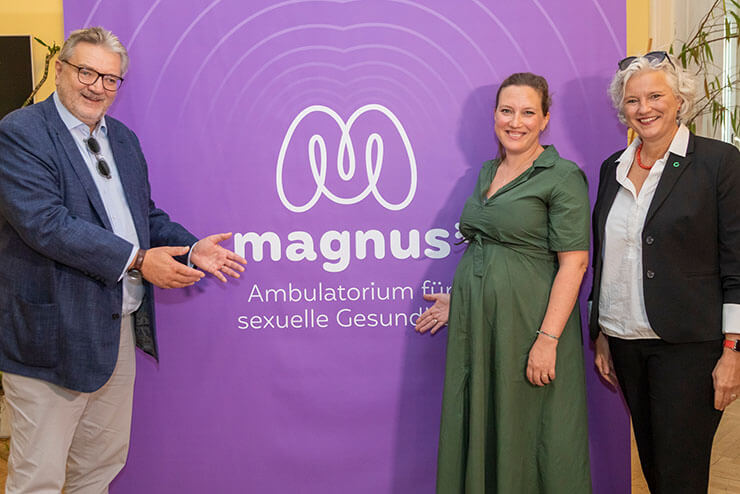 Peter Hacker, Mirijam Hall und Agnes Streissler-Führer präsentieren das Ambulatorium magnus* © Jürgen Hammerschmid/AHW